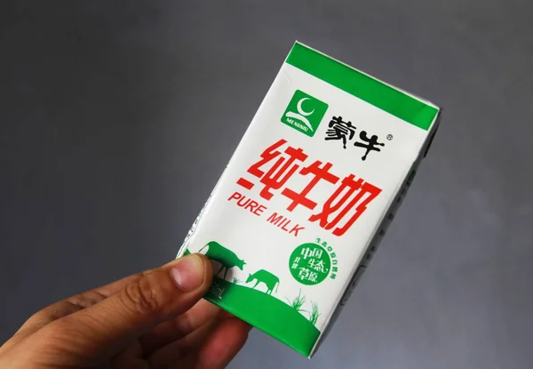 Ένας Κινέζος Κάτοικος Δείχνει Ένα Κουτί Αγνό Γάλα Mengniu Στη — Φωτογραφία Αρχείου