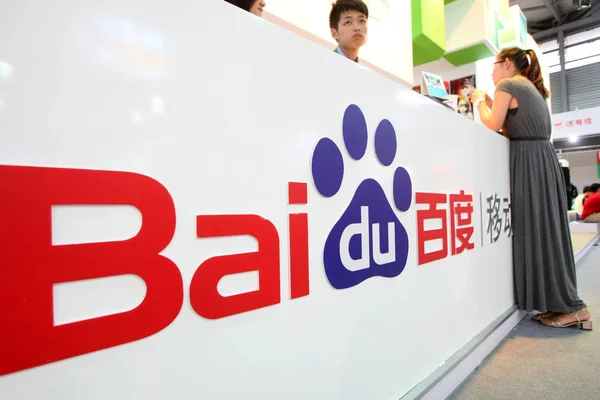 Návštěvník Spatán Stánku Baidu Během Veletrhu Šanghaji Čína Srpna 2014 — Stock fotografie