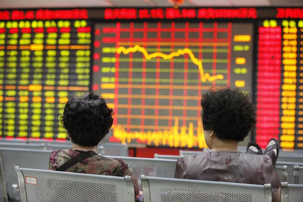 Para Investor Cina Melihat Indeks Komposit Shanghai Dan Harga Saham — Stok Foto