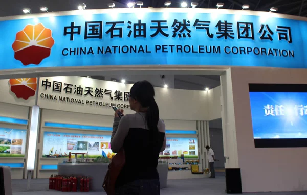 Emberek Látogatása Stand Cnpc Kína National Petroleum Corporation Anyavállalata Petrochina — Stock Fotó