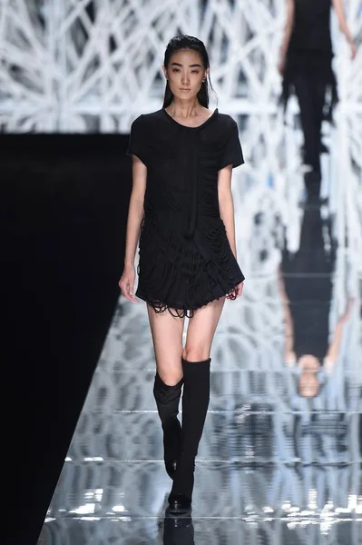 モデルは 2014 中国の北京で中国ロンドンファッションウィークの春 2015 年中にジョイア パンパン イーリアン ファッションショーでパン イーリアン デザイナーによって新しい創造を表示します — ストック写真
