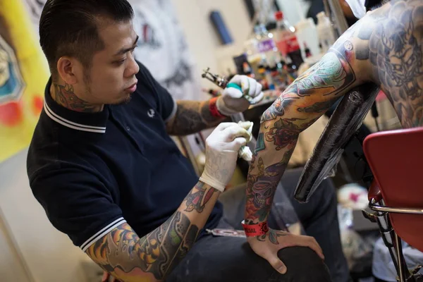 Tatuerare Från Taiwan Baserade Needle Power Tattoo Bläck Armen Kund — Stockfoto