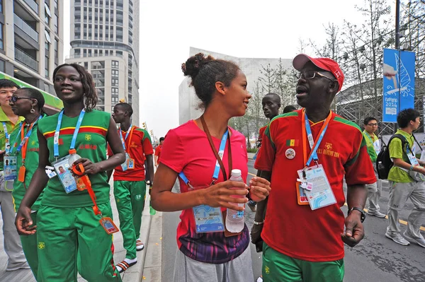 Udenlandske Atleter Besøger Youth Olympic Village Forud 2014 Summer Youth - Stock-foto