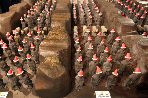 Mini Terrakotta Warriors Készült Belga Csokoládé Fárasztó Santa Kalap Jelennek — Stock Fotó