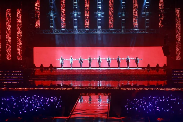 Leden Van Zuid Koreaanse Band Super Junior Presteren Tijdens Een — Stockfoto