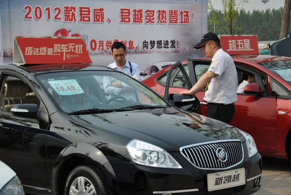 Visitatori File Cinesi Guardano Una Buick Excelle Shanghai Una Joint — Foto Stock