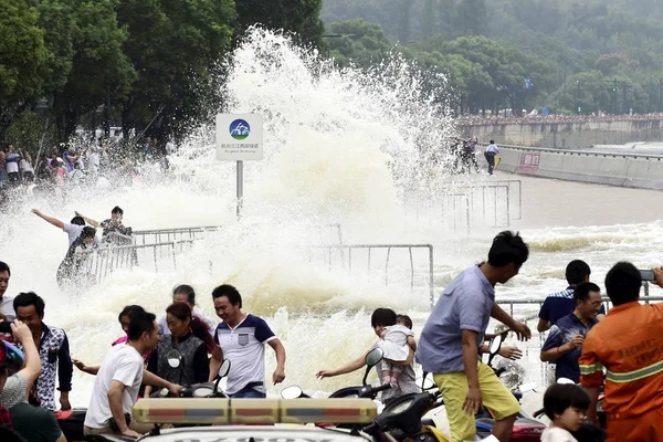 Китайские Гости Убегают Приливные Волны Поднимаются Над Берегом Реки Цяньтань — стоковое фото