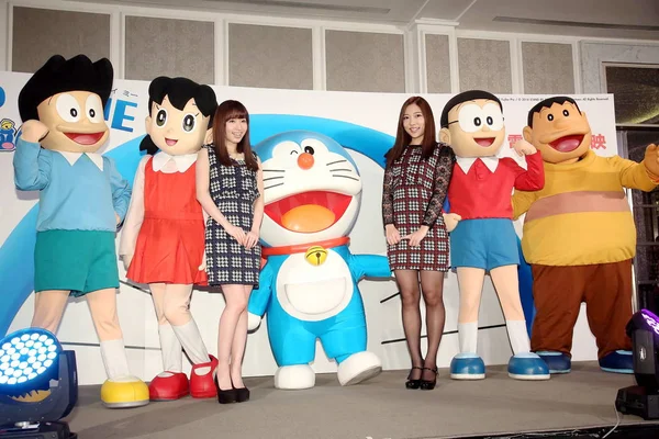 일본가 여배우 하루카 그리고 미사토 노나카 아이돌 Akb48의 포즈를 도라에몽 — 스톡 사진