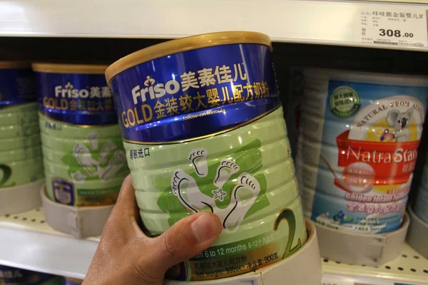 Ένας Πελάτης Επιλέγει Κονσέρβες Γάλακτος Friso Ένα Σούπερ Μάρκετ Στο — Φωτογραφία Αρχείου
