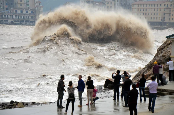 Helyi Kínai Lakosok Pillantást Hatalmas Hullámok Okozta Közeledő Typhoon Vongfong — Stock Fotó