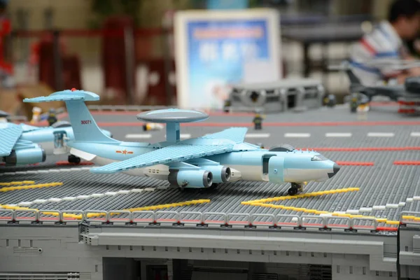 Parte Modelo Liaoning Aircraft Carrier Feito Tijolos Lego Retratado Shopping — Fotografia de Stock