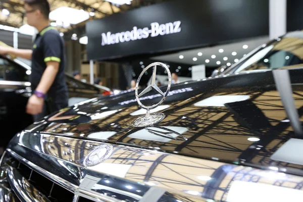 Visitantes Olham Para Carros Mercedes Benz Daimler Durante 2014 Pudong — Fotografia de Stock