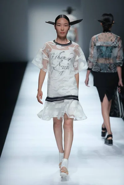Modell Visar Skapelse Siijii Modevisning Shanghai Fashion Week Vår Sommar — Stockfoto