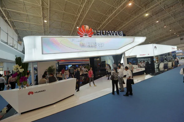 Lidé Navštěvují Stánek Huawei Během Expo Komunikace China 2014 Pekingu — Stock fotografie