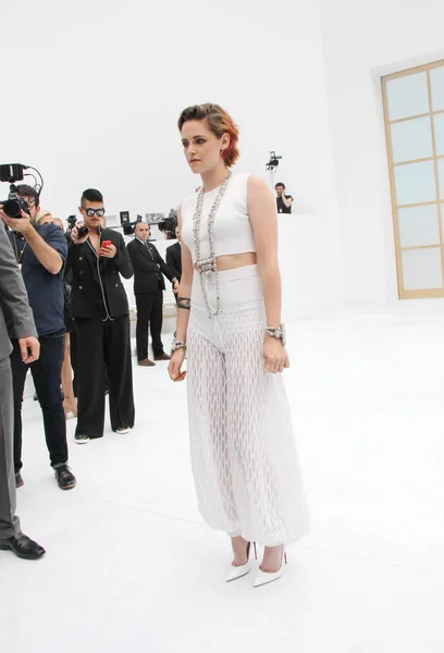 American Actress Kristen Stewart Attends Chanel Fall Winter 2014 Haute — Stock Photo, Image