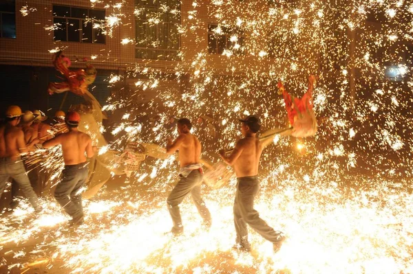 2013年2月24日 在中国西部四川省大州市大县东兴镇 舞者们在铁水阵雨中表演火龙舞 庆祝中国元宵节 — 图库照片