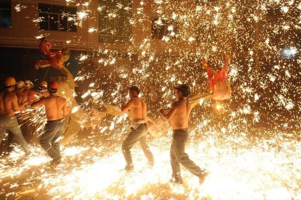 Ballerini Eseguono Una Danza Del Drago Fuoco Una Doccia Ferro — Foto Stock