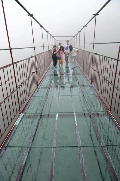 Turisté Opatrně Vychází 300 Dlouhý Plexigřímský Most Který Visí 180 — Stock fotografie