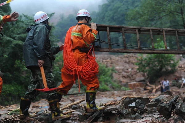 Kínai Mentők Hordoz Egy Létra Míg Elmegy Törmeléket Egy Földcsuszamlás — Stock Fotó