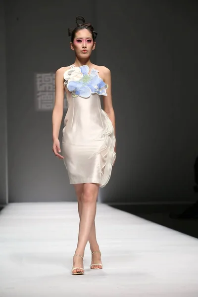 モデルは 2013 日北京 メルセデス ベンツ中国 2013年秋 冬のファッションウィーク期間中に中国の民族大学コレクションの中国デザイナーから新しい作成を表示します — ストック写真