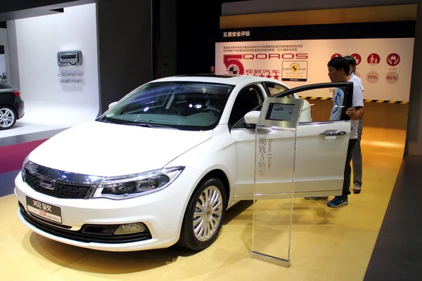 Visitors Look Qoros Auto Show Fuzhou City Southeast Chinas Fujian — Stock Photo, Image