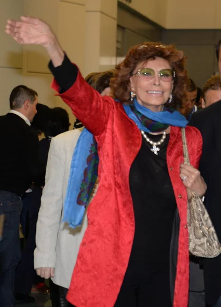 Attrice Italiana Sophia Loren Saluta Suo Arrivo All Aeroporto Internazionale — Foto Stock