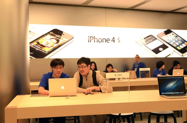 Clientes Experimentar Computador Portátil Imac Uma Loja Apple Pequim China — Fotografia de Stock