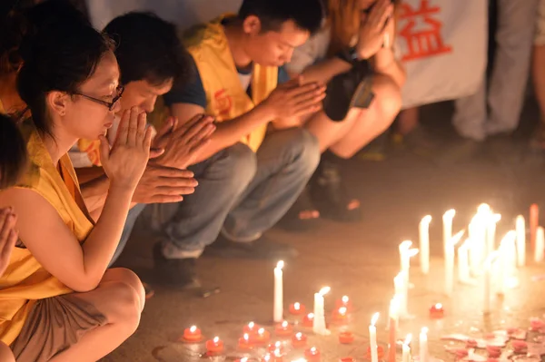 Gente Reza Por Las Víctimas Una Explosión Fábrica Kunshan Zhongrong — Foto de Stock