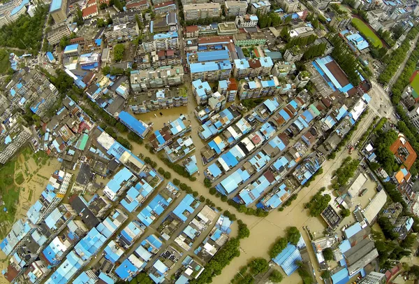 2014年8月20日 中国东部浙江省丽水市暴雨引发的洪水半淹没房屋的鸟瞰图 — 图库照片