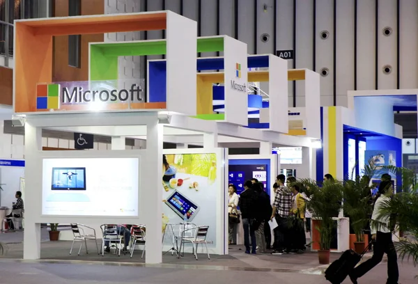 Pessoas Visitam Estande Microsoft Durante Uma Exposição Cidade Nanjing Leste — Fotografia de Stock