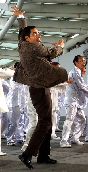 英語俳優ローワン アトキンソンを果たしているミスタービーン撮影セッション中にテレビ コマーシャルのため 上海でメルセデス ベンツ アリーナで 2014 — ストック写真