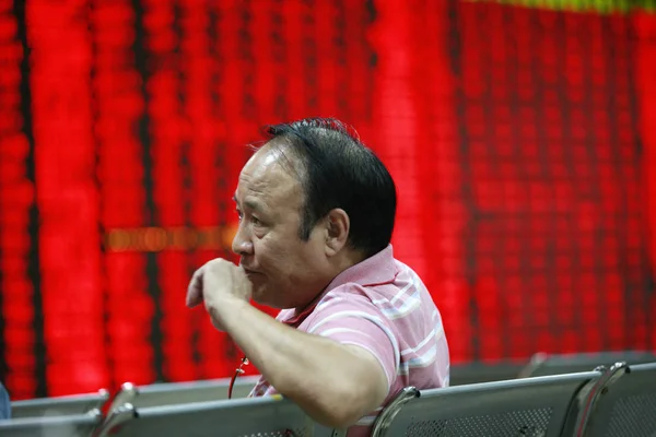 Китайський Інвестора Дивиться Цін Акцій Червоний Підйому Ціна Запас Брокерські — стокове фото