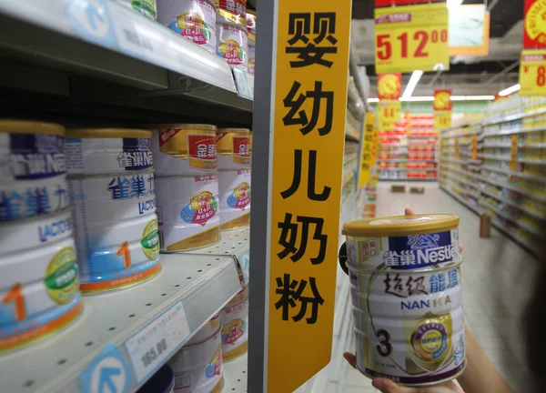 Egy Kínai Vásárló Vásárol Nestle Baby Formula Egy Szupermarket Nantong — Stock Fotó