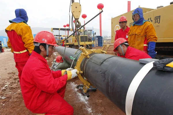 2012年12月8日 中国石油天然气集团公司 Cnpc 的中国工人在中国西南云南省昆明市安宁的中缅天然气管道支线铺设钢管 — 图库照片