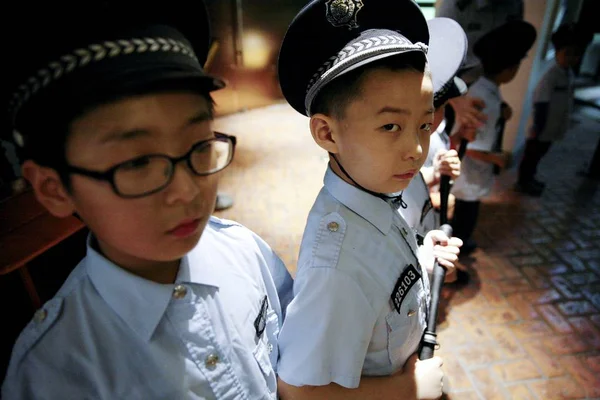 Νεαρά Αγόρια Ντυμένα Αστυνομικές Στολές Παρατάσσονται Παιδικό Μουσείο Επαγγελμάτων Στο — Φωτογραφία Αρχείου