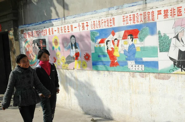 Chińskie Dziewczyny Chodzą Obrazach Propagandowych Planowania Rodziny Mieście Anyang Centralnej — Zdjęcie stockowe