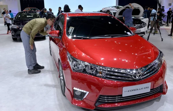 Visitantes Ver Carros Toyota Exposição Durante 13Th Beijing International Automotive — Fotografia de Stock