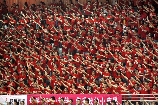 Tausende Von Universitätsstudenten Treten Während Eines Gruppentanzes Zum Chinesischen Lied — Stockfoto