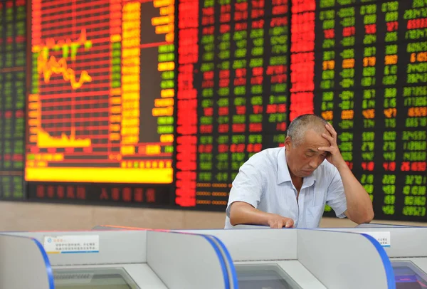 Investor Cina Melihat Indeks Saham Dan Harga Saham Merah Untuk — Stok Foto
