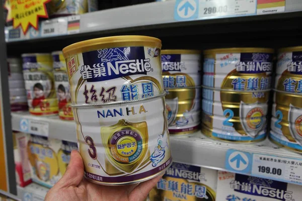 Customer Buys Tins Nestle Milk Powder Supermarket Ganyu East Chinas — Stock Photo, Image
