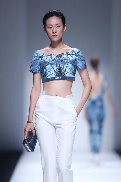 モデルは 2014 上海に上海ロンドンファッションウィークの春 2015 年の間に新しいクラシックのファッションショーで新しい創造を表示します — ストック写真