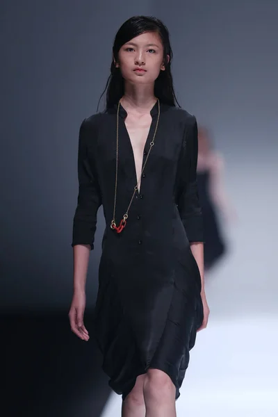 モデルは 2014 上海に上海ロンドンファッションウィークの春 2015 年中にロッカト レンチのファッションショーで新しい創造を表示します — ストック写真