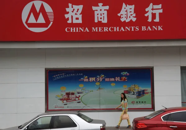 Gyalogos Elsétál Egy Ága Kínai Kereskedelmi Bank Cmb Huaibei Város — Stock Fotó