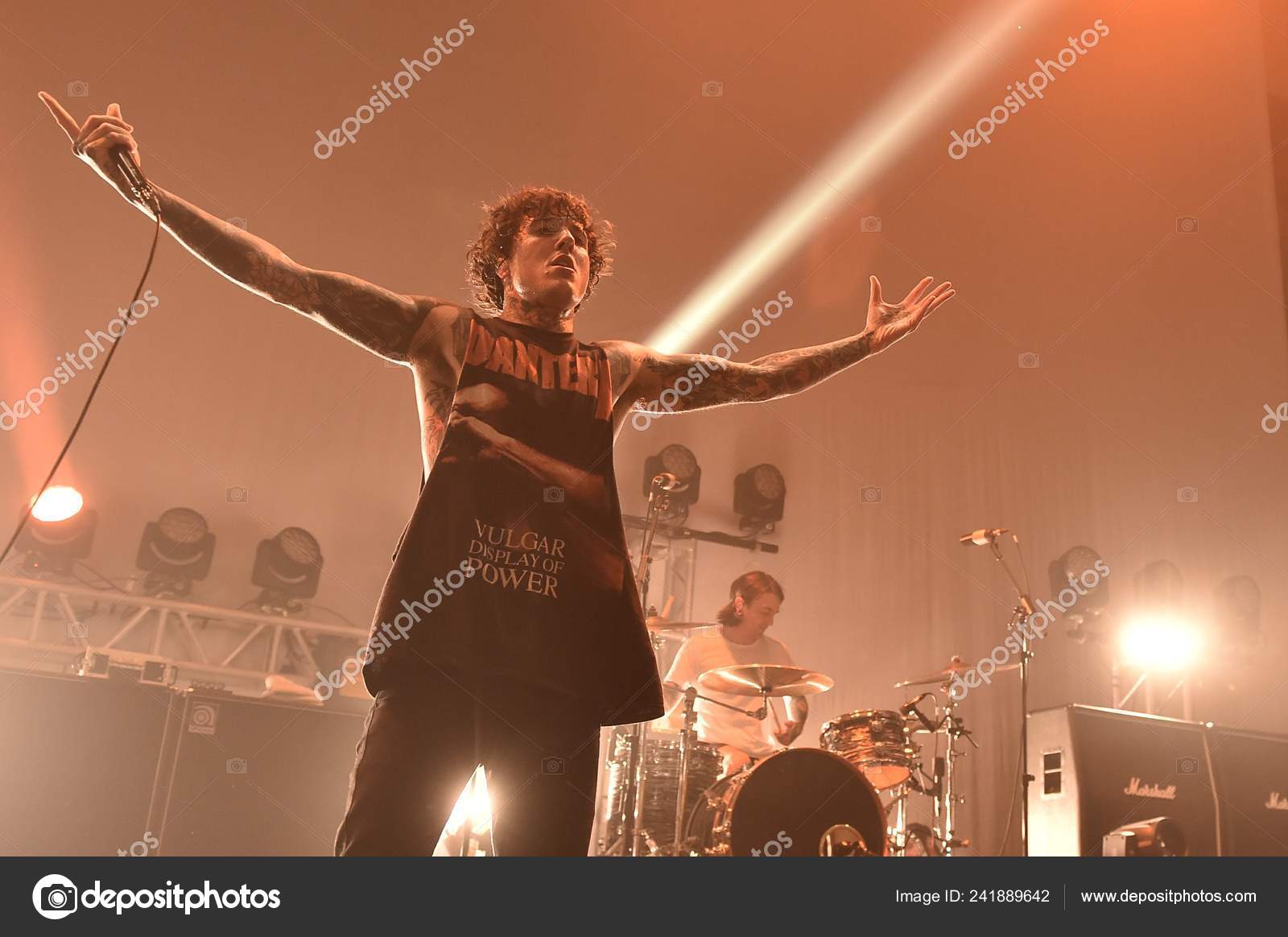 Оливер Сайкс Британской Металкор Группы Bring Horizon Выступает.
