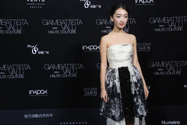 Actriz China Zhou Dongyu Posa Ante Desfile Moda Giambattista Valli — Foto de Stock