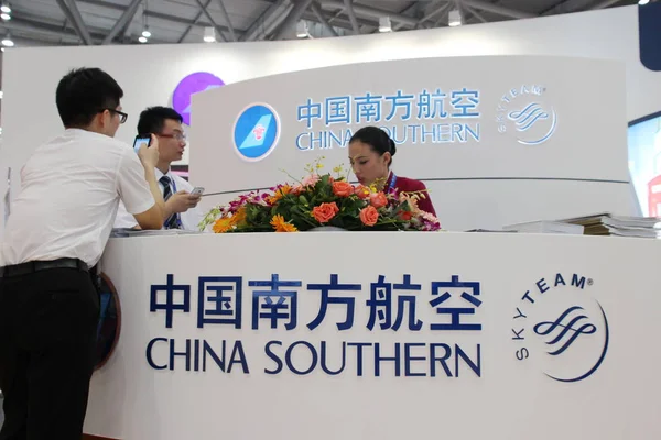 Kinesiska Anställda Talar Montern China Southern Airlines Utställning Chongqing Kina — Stockfoto