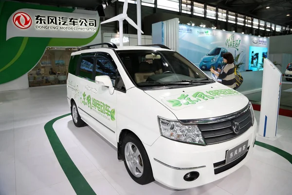 Látogató Nézi Dongfeng Succe Elektromos Autó Jelenik Meg 2014 Kína — Stock Fotó