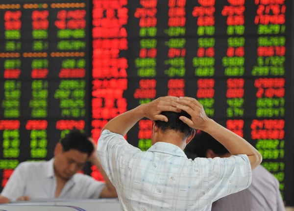 Investor Cina Yang Bersangkutan Melihat Harga Saham Merah Untuk Kenaikan — Stok Foto