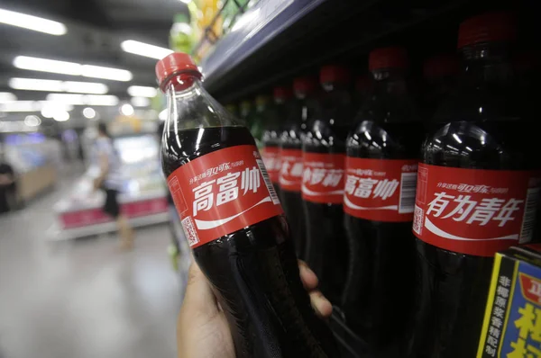 Ügyfél Azt Mutatja Egy Üveg Coca Cola Csomagolásban Egy Szupermarketben — Stock Fotó