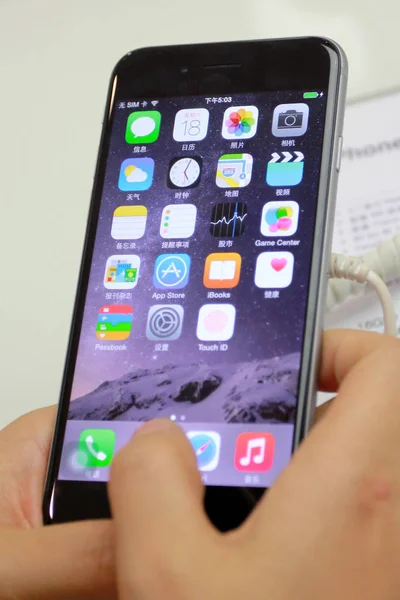Ένας Πελάτης Δοκιμάζει Ένα Smartphone Iphone Ένα Apple Store Στην — Φωτογραφία Αρχείου